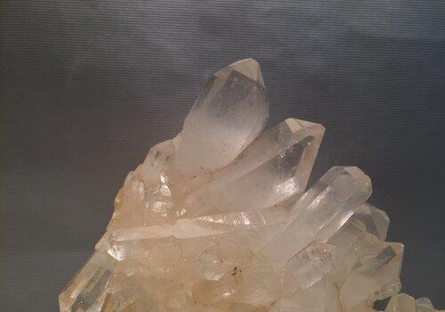 Cristal de quartz, minéral utilisé de multiples manières par les êtres humains
