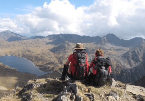 Promeneurs regardant un paysage de montagne