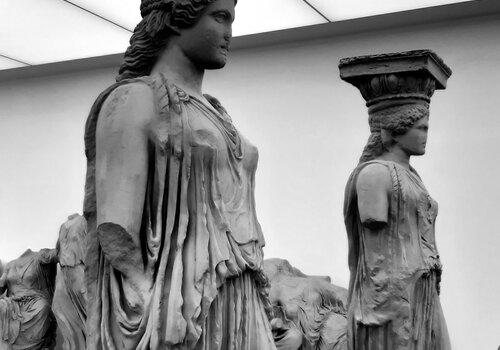 Photo en noir et blanc des moulages des caryatides de l'Erechteion