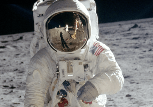 Apollo 11. Buzz Aldrin. Photo de Neil Armstrong dont l'image se reflète dans la visière du casque d'Aldrin à coté de celle du LM.