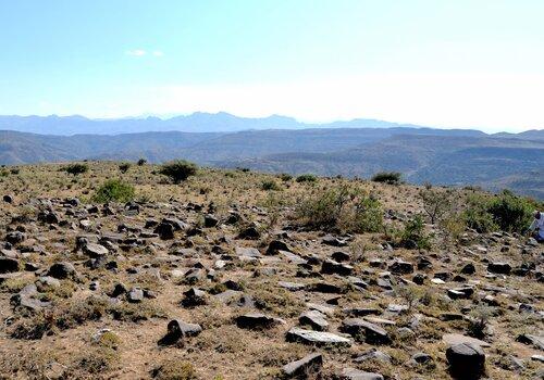 Visite du cimetière musulman d'Habera (Tigray, Éthiopie) en compagnie du cheikh Abd al-Rahman Abd al-Qadir, imam d'Adigudom (octobre 2019)