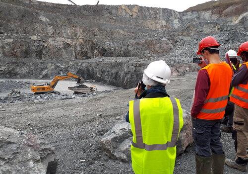 Les visiteurs observent le travail des engins dans la carrière