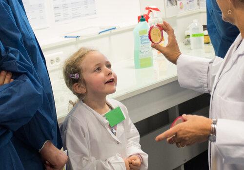 enfant dans un laboratoire