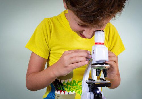 Un enfant avec un microscope