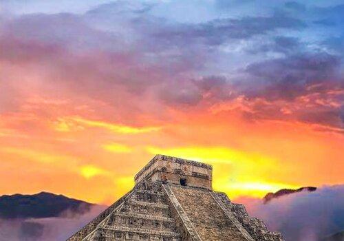 pyramide inca et ciel rougeoyant