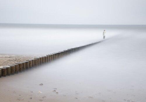 digue en bois dans le brouillard