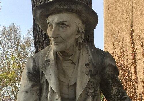 buste de la statue en marbre de Jean-Henri Fabre sculptée par Félix Charpentier qui se trouve dans la cour de l'école Jean-Henri Fabre d'Avignon