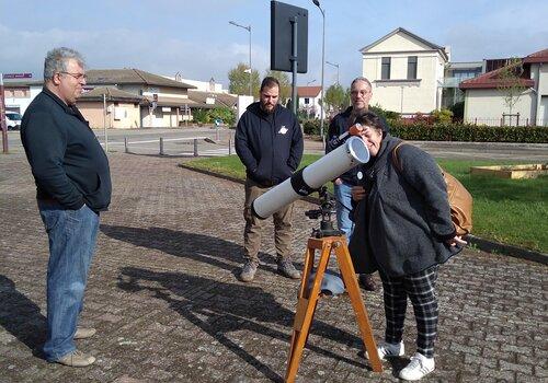 Observation du Soleil à l'aide d'un télescope équipé de filtre solaire