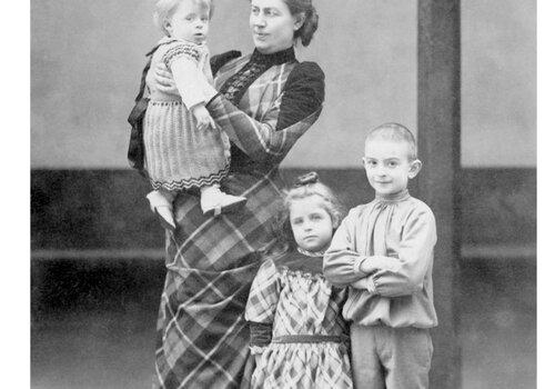 Jeanne Desparmet-Ruello avec ses trois enfants