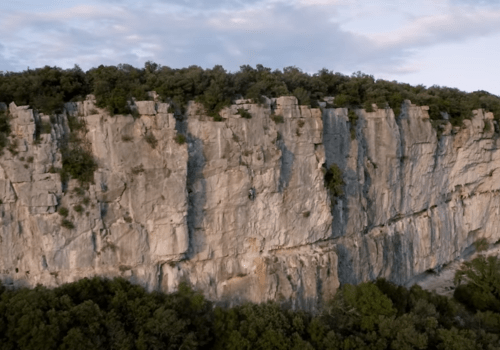 Falaise et grimpeur