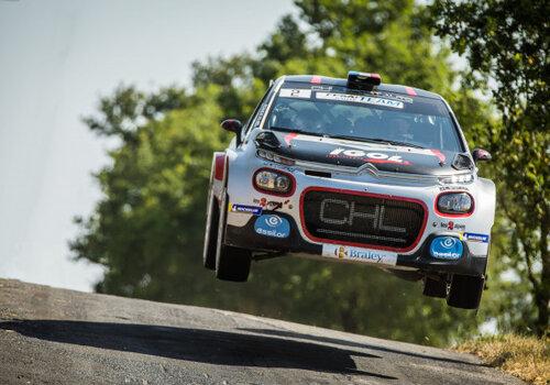 Voiture de rallye en plein saut