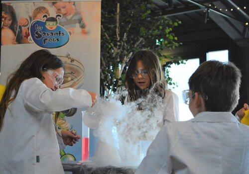 Enfants en blouse qui réalisent des expériences de chimie