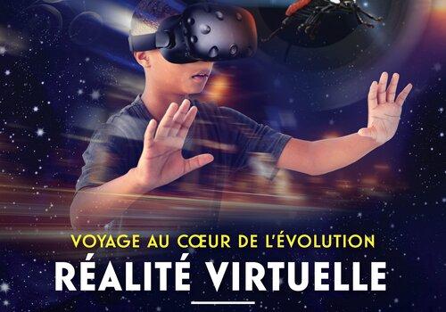 Garçon muni d'un casque de réalité virtuelle captivé par une bulle avec une coccinnelle à l'intérieur