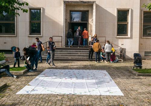 Une photo de l'exoplanétaire humain dans la cour de l'Institut d'astrophysique de Paris.