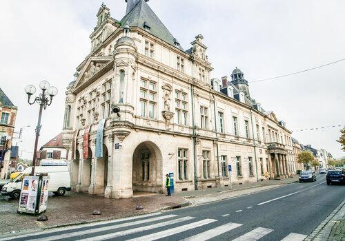 Vue sur l'hôtel de ville qui accueille le musée Alfred Danicourt.ourt et l'exposition.