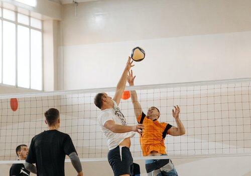 Performance imagée avec des joueurs de volleyball
