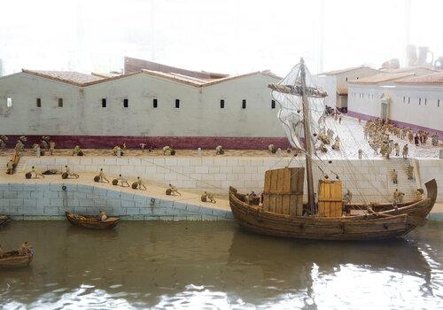 bateau et déchargement de marchandises sur les quais du Rhône/ maquette des entrepots de Vienna