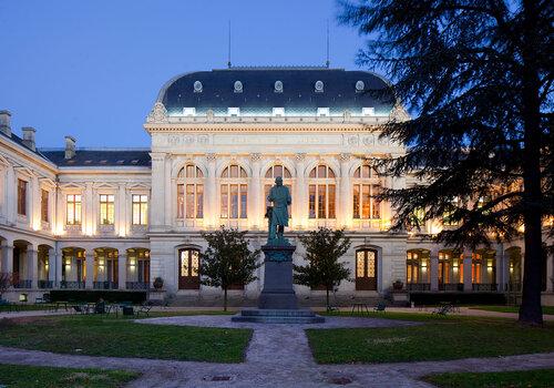 Vue du Palais Hirsch de l'Université Lumière Lyon 2 de nuit, depuis la cour d'honneur