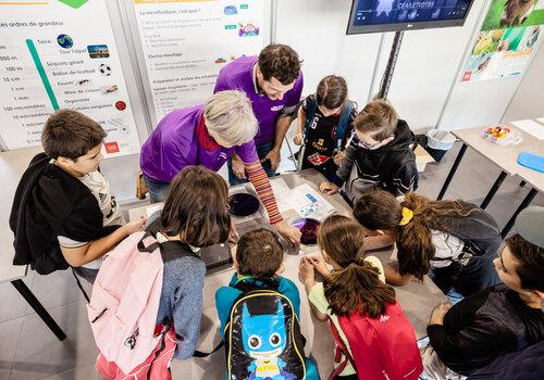 Des ateliers où les élèves (primaires et lycéens) manipulent et approfondisent leur connaissance sur des thématiques variées, de la microélectronique à la biologie en passant par les questions de parité.