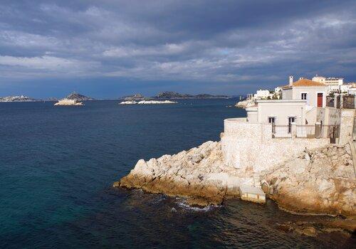 Le Marégraphe de Marseille, sur la corniche, en face de la Villa Valmer