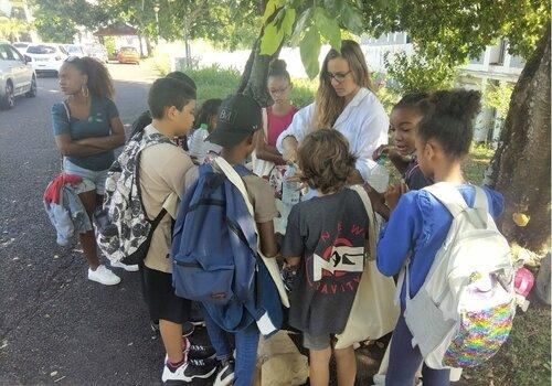 un groupe d'enfant à l'atelier