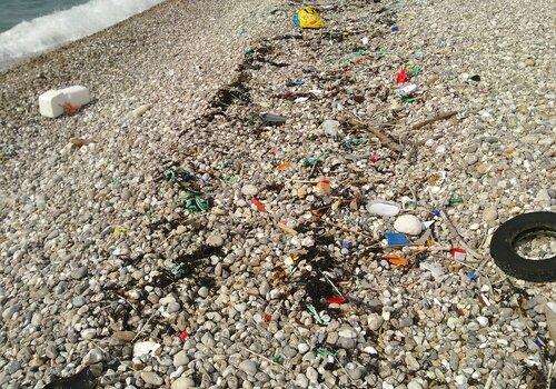 Plage du port en eau profonde, un réceptacle à déchets issus de la mer et de la Seine toute proche, Antifer.