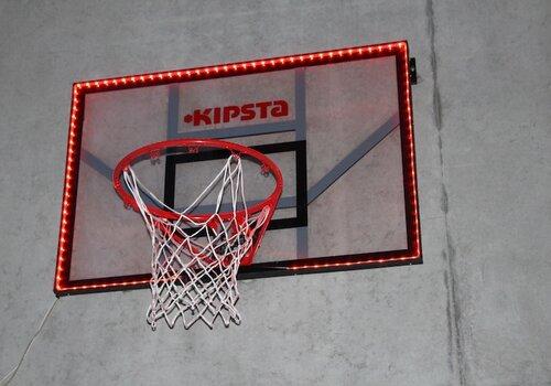 Panier de basketball équipé de LEDs