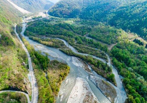 En amont des champs captants d'eau potable de Jouchy, les aménagement de plaine de l'île de Falcon permettent l'étalement de la Romanche