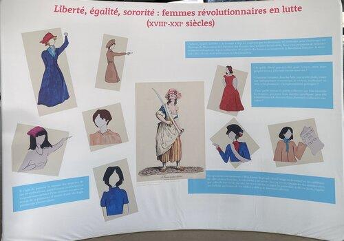 Premier panneau de l'exposition "Liberté, égalité, sororité" avec diverse image de femmes de l'époque ainsi que des textes descriptifs.