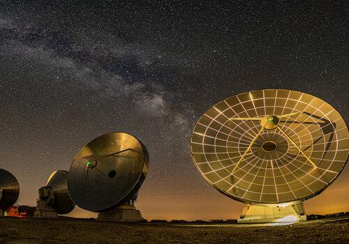 Trois antennes paraboliques du plateau de Bure