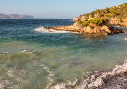 Photo de plage italien teinté de jaune par soleil couchant