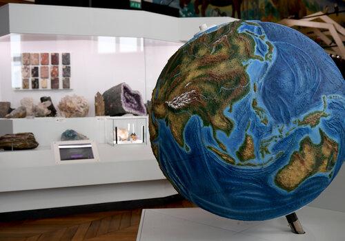 Globe terrestre géant au Muséum de Marseille