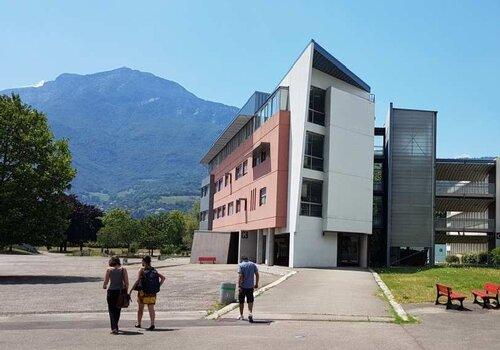 Le batiment scientifique du lycée louise Michel