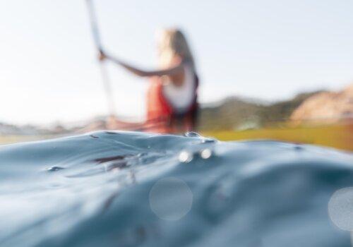 Kayak sur l'eau flouté