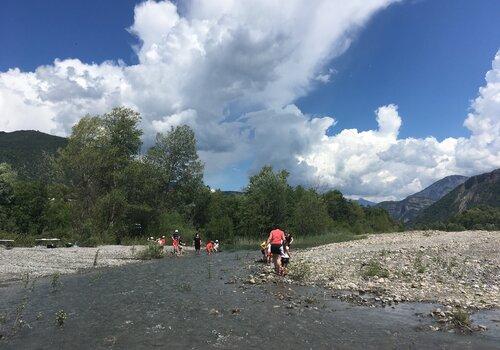 Groupe d'enfants dans la rivière Buëch