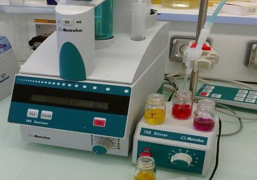 Appareil de dosage automatique en laboratoire de chimie : la variation de couleur dans les flacons reflète l’avancement du dosage de métaux. 