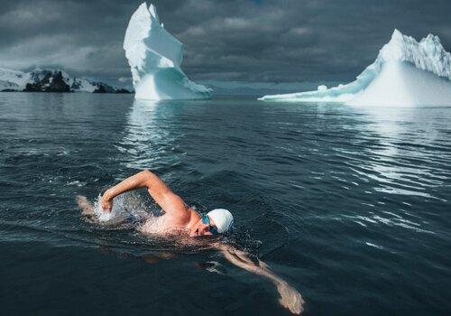 Nage en eau libre et en eau glacée : un sport en pleine émancipation dont la pratique comporte des risques. L'équipe de Recherche Vertex accompagne ces nageurs de l'extrême dans leurs défis pour comprendre comment le corps s'adapte dans ce milieu. 