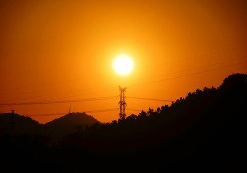 pylône electrique avec coucher de soleil