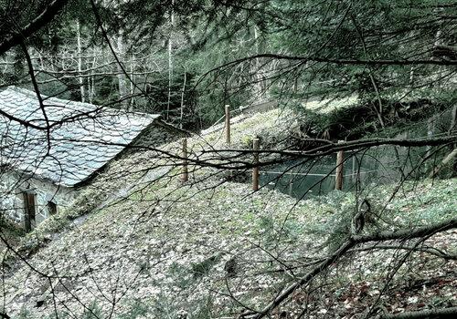 Le réservoir d'eau, appelé écluse, est situé au-dessus du moulin pour faire couler l'eau sur une turbine et la faire tourner. 