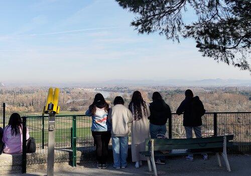 Jardin des Doms à Avignon, groupe de personnes regardant le paysage.