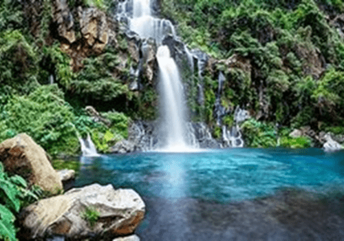 cascade  qui se jette dans une vasque d'eau bleu turquoise