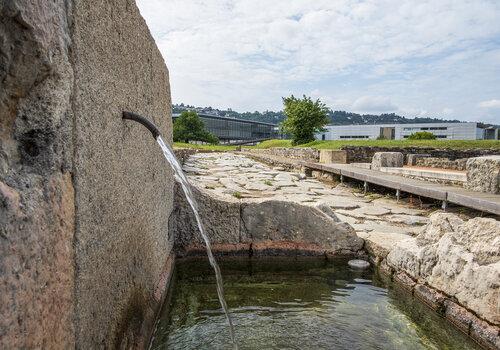 eau et fontaine romaine le long de la voie romaine