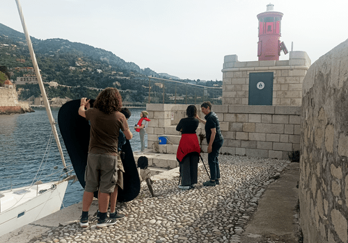 Artiste photographe qui accompagne des enfants sur la réalisation de photos