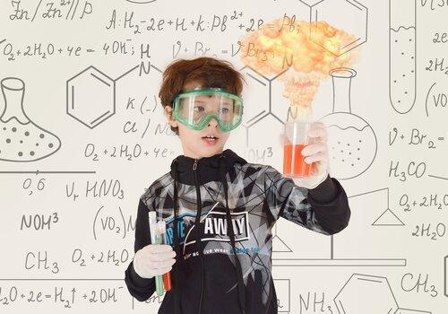 Un enfant en pleine expérience de chimie