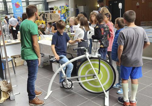 Public en animation au village des sciences