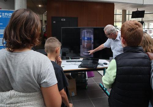 Présentation sur le béton devant un public scolaire