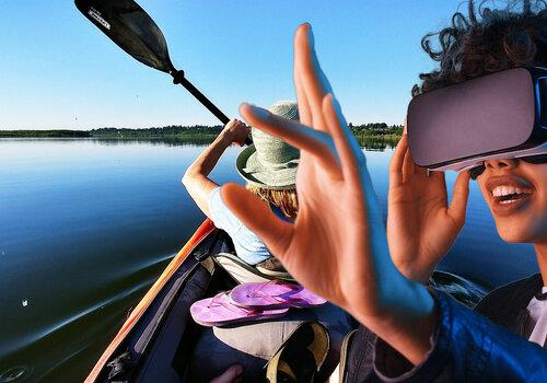 Une femme porte un casque VR