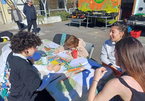 Groupe de personnes autour d'une table participant à une activité manuelle