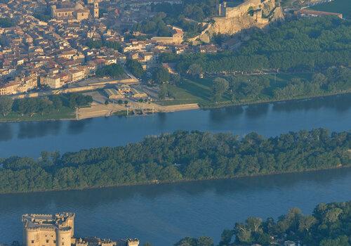 Vue aérienne de Beaucaire et Tarascon 