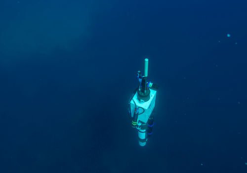 Photo d'un flotteur profileur dans l'eau, robot sous-marin d'observation scientifique